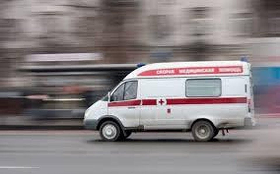 Трое пострадавших, включая водителя и пассажира автомобиля, доставлены в больницу