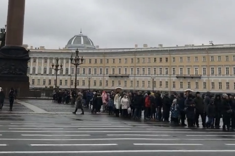 Огромная очередь выстроилась на бесплатное посещение Эрмитажа. Фото: Instagram @cxarisma