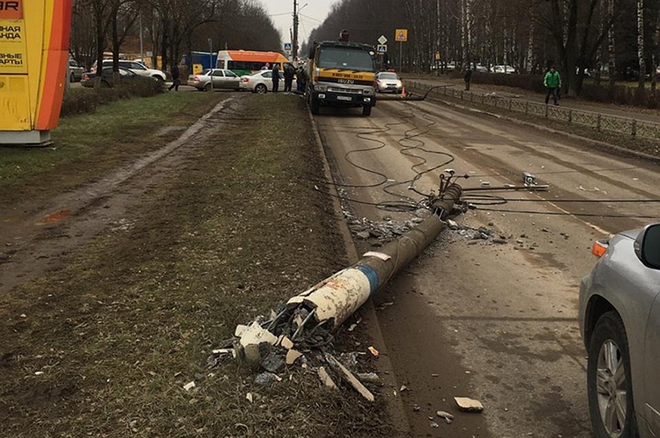 Грузовик-манипулятор снес два столба на улице Королева Фото: УГИБДД России по Тверской области