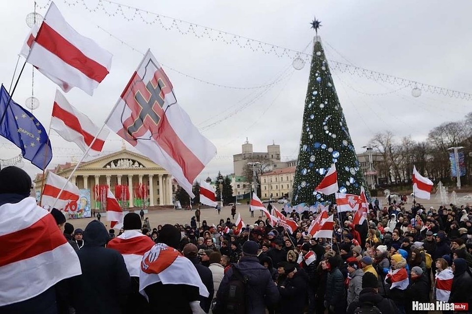 Люди собрались на Октябрьской площади.