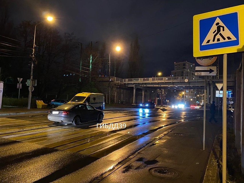Ауди, сбивший пешехода на переходе