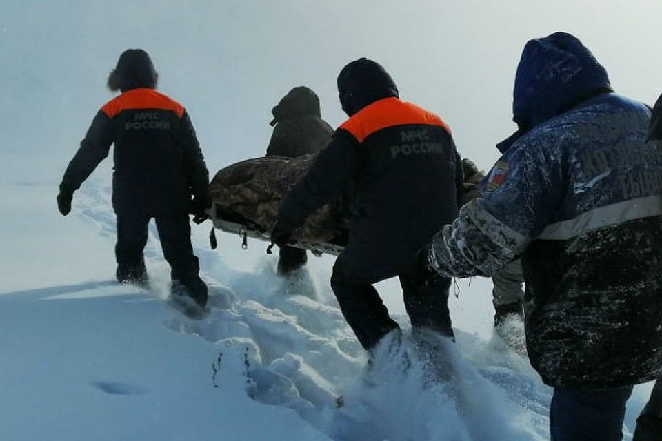Два километра мужчину по рыхлому снегу несли на себе Фото: ГУ МЧС по Туве