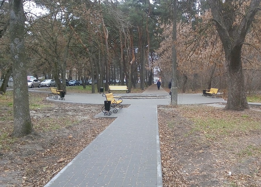 В сквере появились 11 скамеек и урны