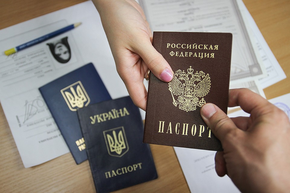 Президент России предоставил всем жителям Донецкой и Луганской областей Украины возможность воспользоваться упрощенным порядком получения российского гражданства. Фото: Александр Река/ТАСС