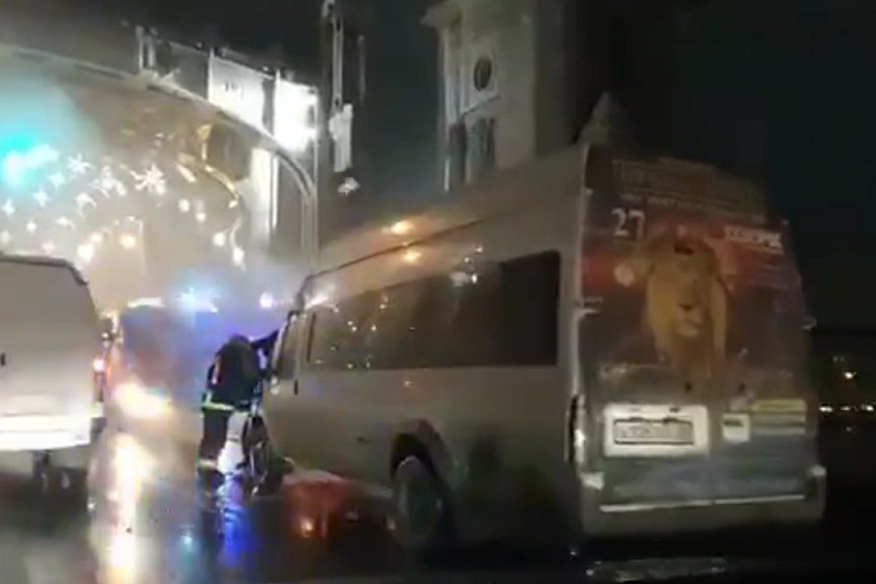 На Большеохтинском мосту горел микроавтобус. Фото: кадр с видео / "Мегаполис"