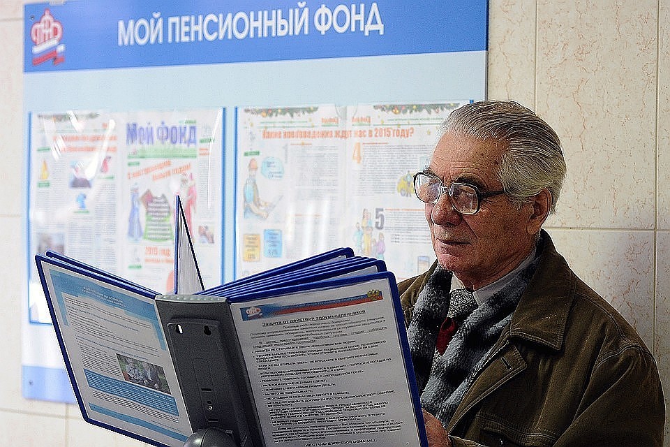 Пенсионерам, которые оформили доверенность на получение выплат на родственников, нужно раз в год явиться в отделение