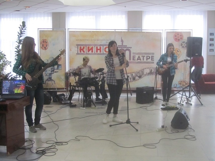 Перед сеансом гостей развлекала группа «Lost In Time»