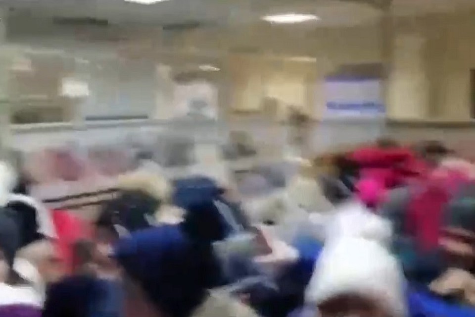 Прокуратура проверит информацию о давке при эвакуации в школе Петербурга