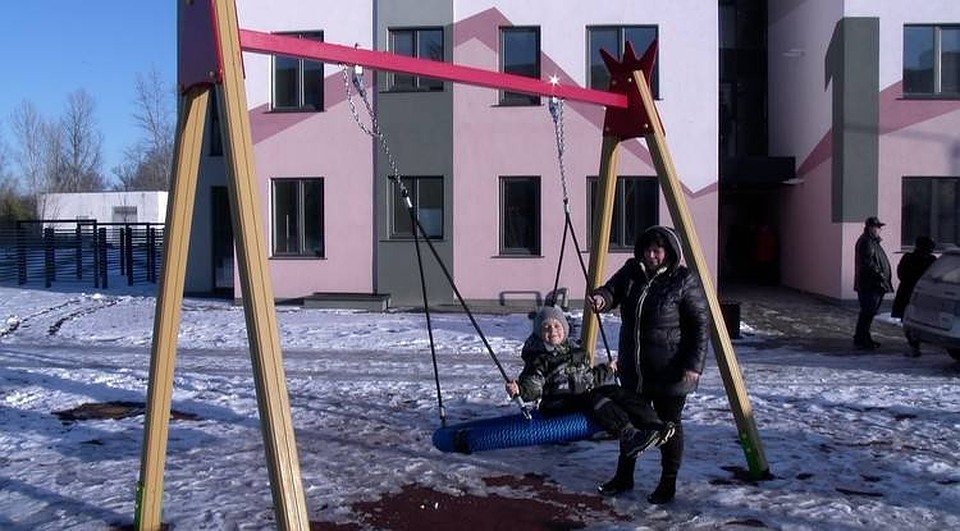 Новооскольские семьи стали обладателями квартир по проекту «Новая жизнь». Фото пресс-службы администрации Новооскольского городского округа