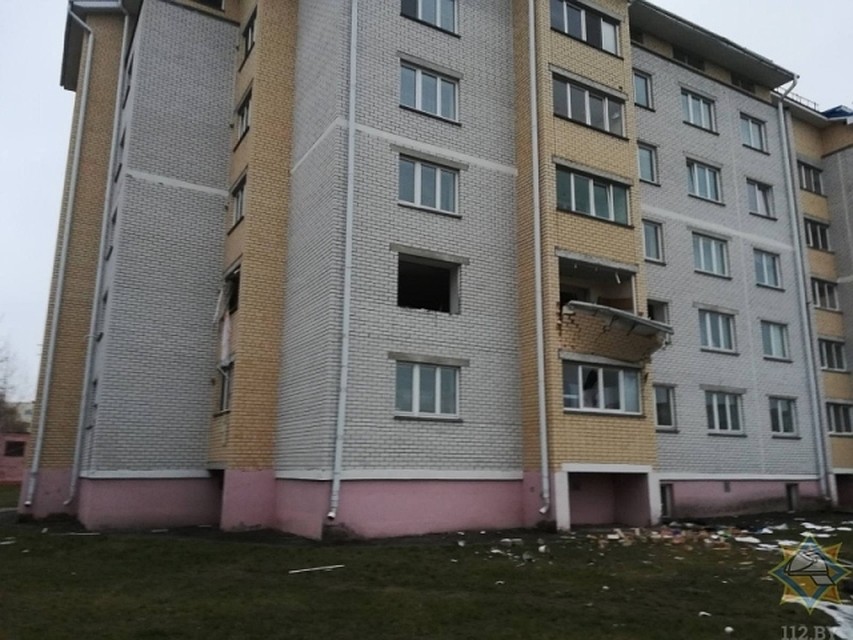 Потолок натягивали монтажники частного предприятия. Фото: МЧС