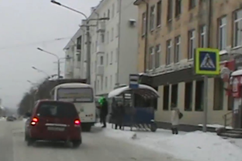 Пьяная новокузнечанка с детьми 5 и 9-ти лет чуть не врезалась в автобус. Фото: ГУ МВД по Кемеровской области