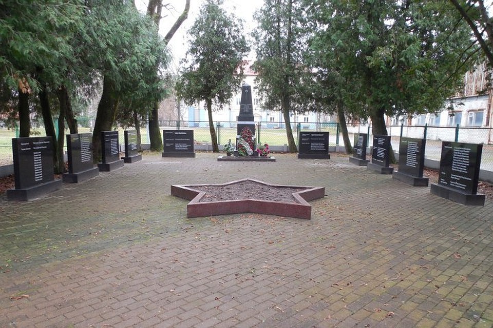 На воссозданном в 2012 году мемориале в Прегольском было место для дополнительных надгробий с эпитафиями. Непонятно, что столько лет мешало их установить.