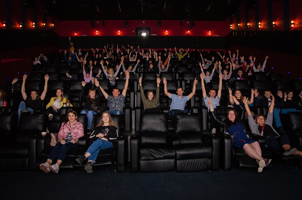 В России залов ScreenX всего два – в Москве и Самаре. Фото: vk.com/comfortkino_samara.