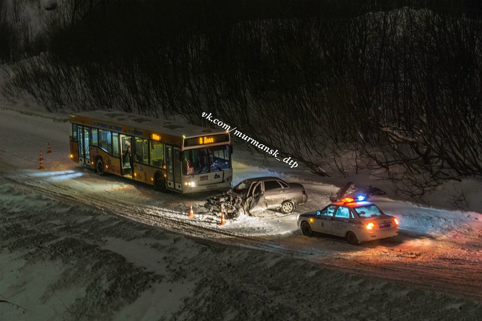 Водитель "ВАза" был госпитализирован. Фото: vk.com/murmansk_dtp