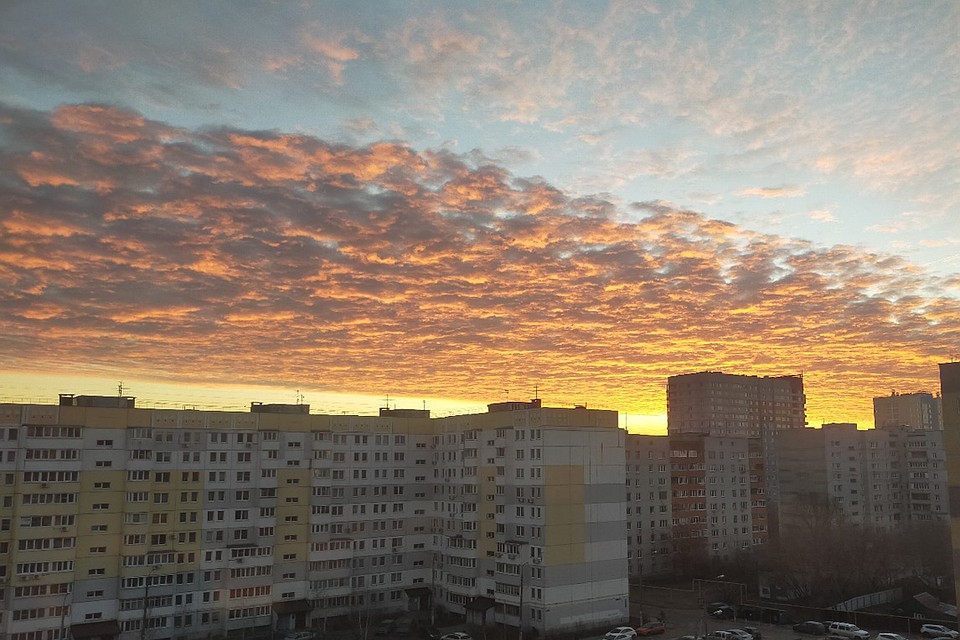 Золото облаков украсило небо над многоэтажками. ФОТО: Егор Терехин.