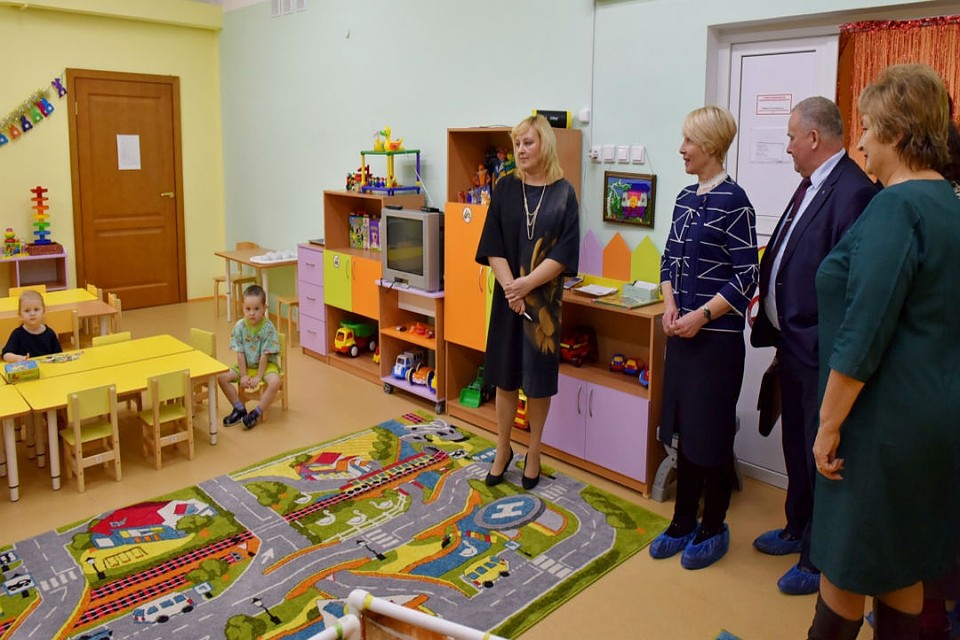 Детский сад № 68 в Коминтерне посетила глава Кирова Елена Ковалева вместе с представителями администрации города и известной мебельной компании. Фото: admkirov.ru