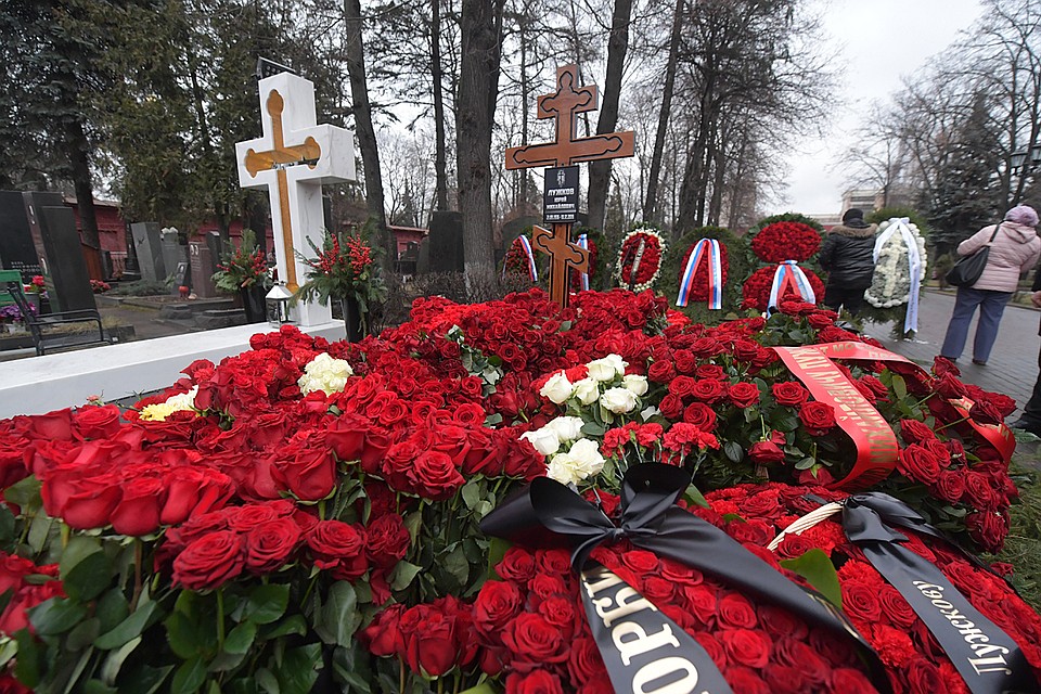 Столпотворение у свежей могилы бывшего мэра продолжается недолго