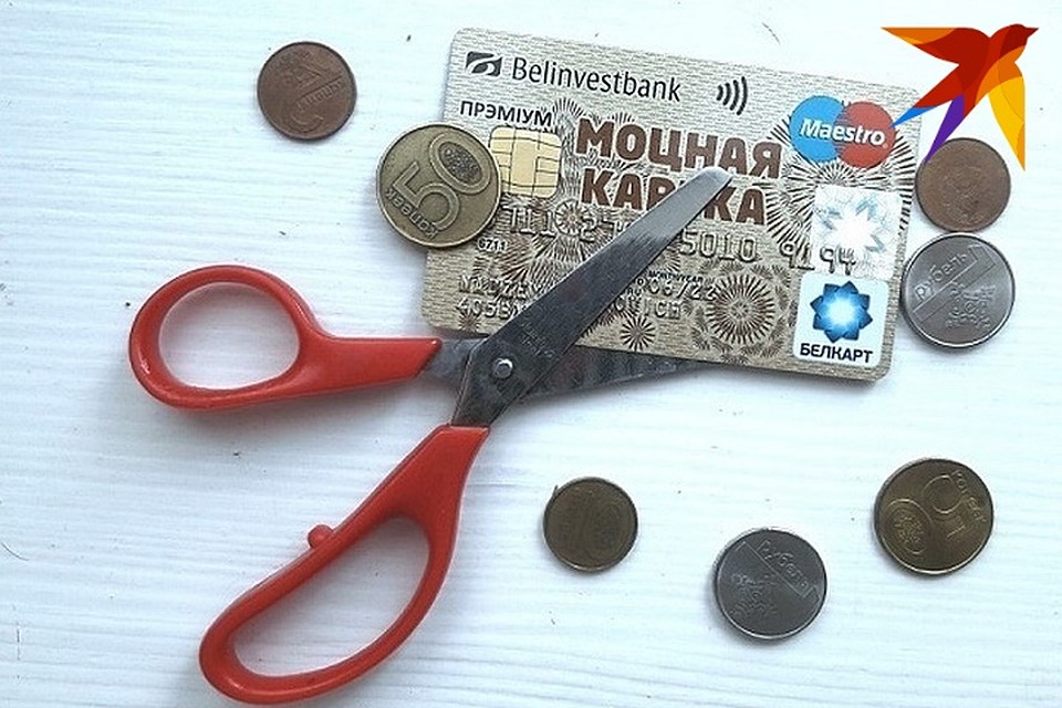 Подростки нашли чужие карточки на улице и пошли за покупками.