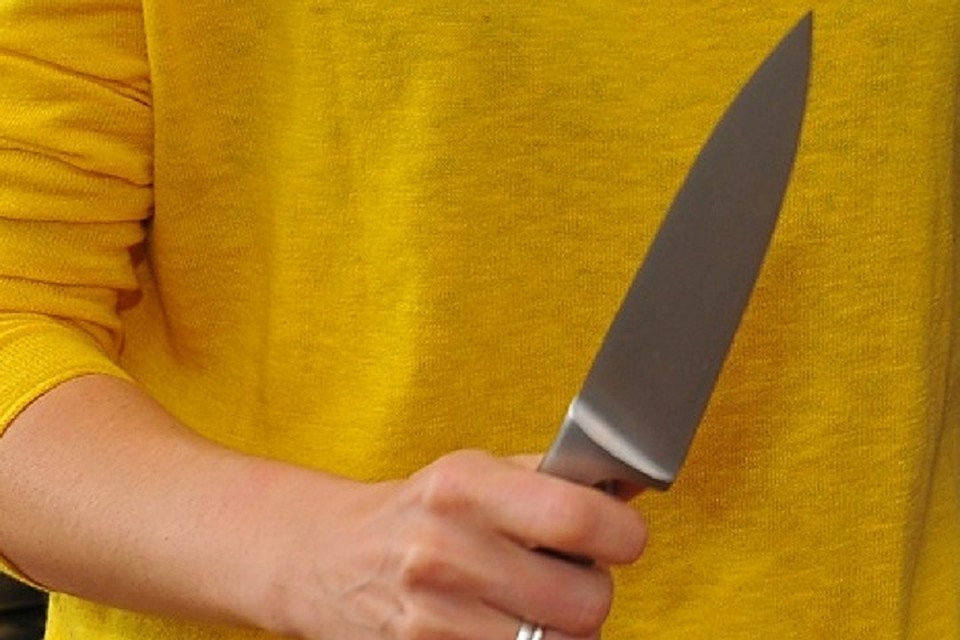 Женщину спасли очевидцы. Они выбили из рук девушки нож.
