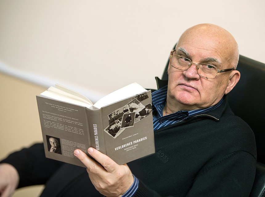 Литературным творчеством Александр Лапин занимается с конца 1970-х годов