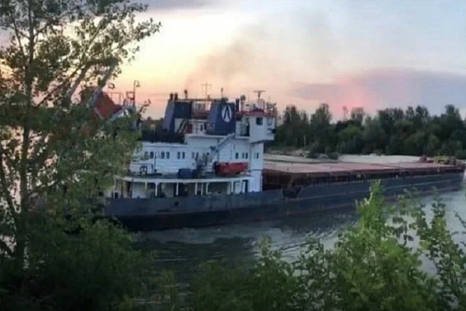 Сухогруз сел на мель под Ростовом. Фото: ГУ МЧС по РО