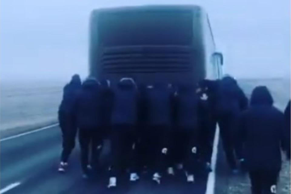 Астраханским гандболистам пришлось толкать сломавшийся автобус. Скрин видео.