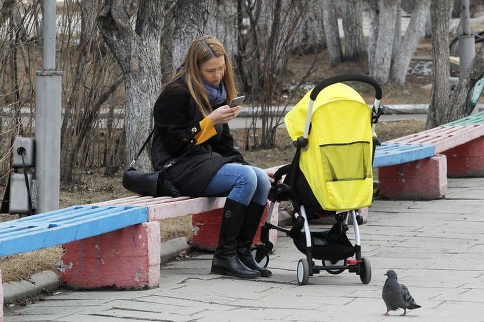 Пятилетки исследовали мусоровоз, а родители сидели в Интернете на лавочке.