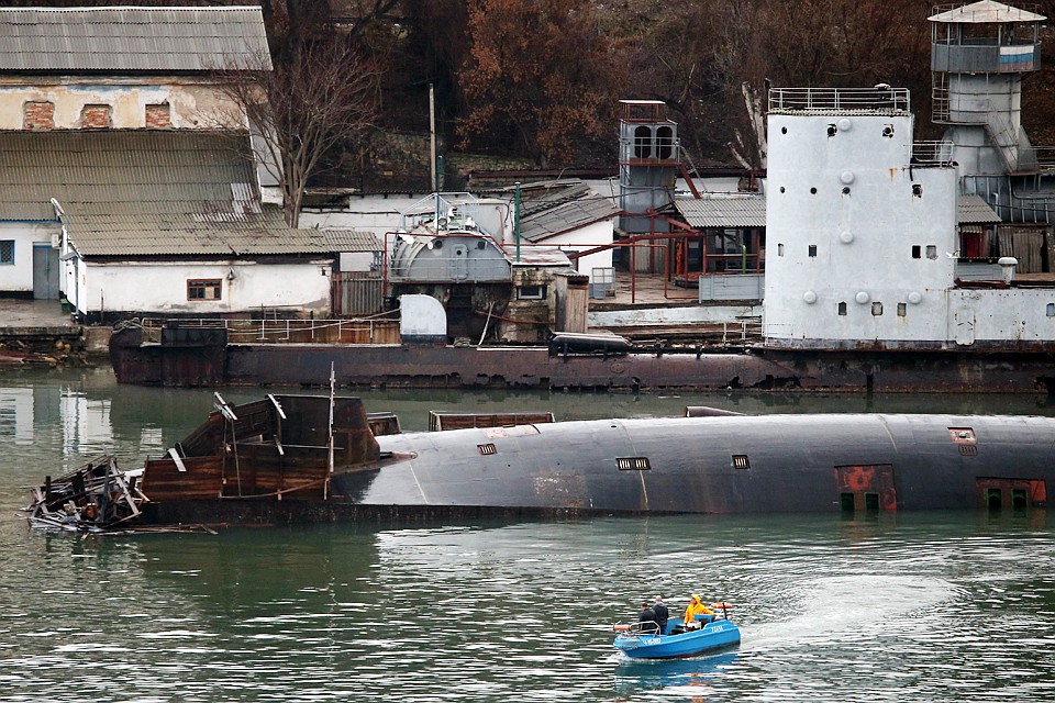 Субмарина самостоятельно всплыла и упершись рубкой в край затонувшего плавдока, легла на левый борт. Фото: Сергей Мальгавко/ТАСС
