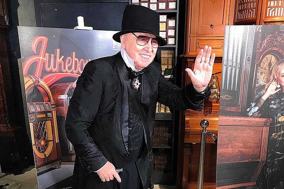 Вячеслав Михайлович не скрывает, что последние годы сражается с болезнью Паркинсона и сопутствующими недугами