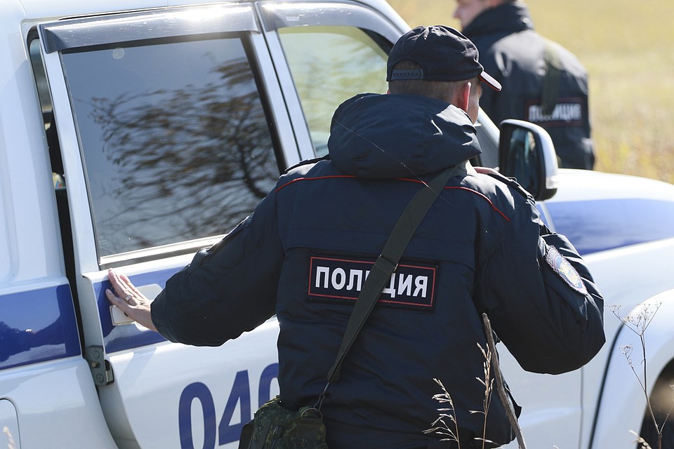 Жители близлежащих деревень распускают слухи, что появился маньяк-убийца.