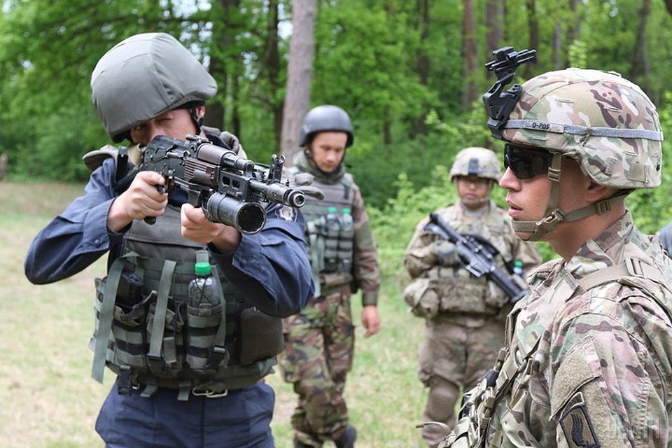 После школы украинские выпускники получат в армии оружие, и НАТОвские инструкторы станут учить, как правильно его применять против русских. Фото: МОУ