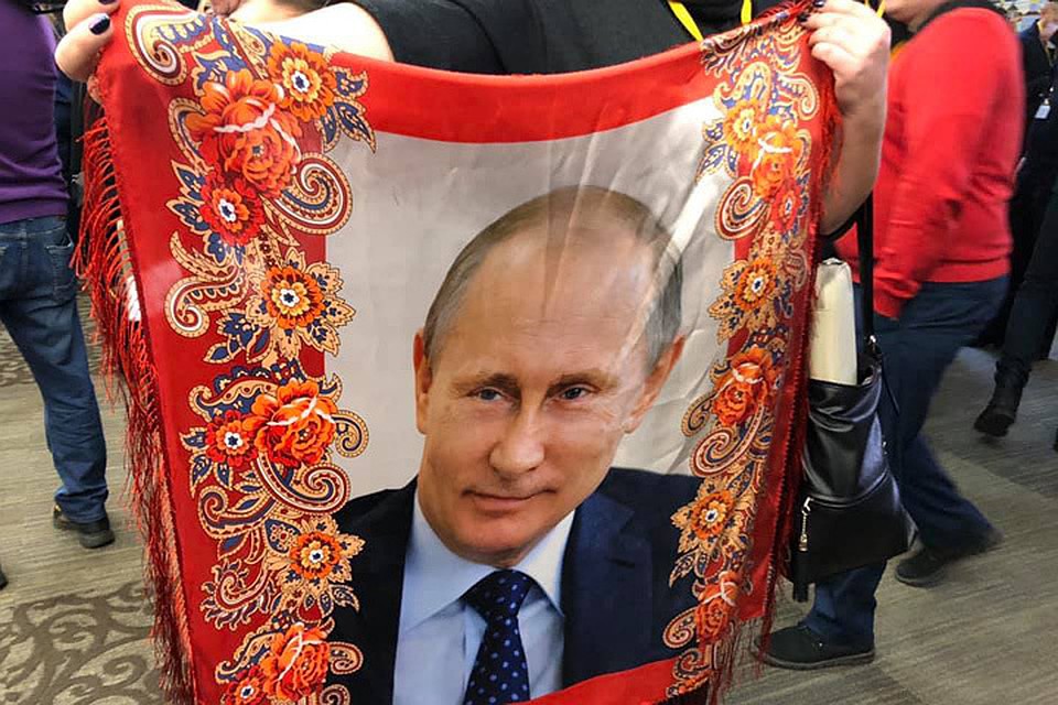 Подарок президенту от журналистов Павлова Посада.