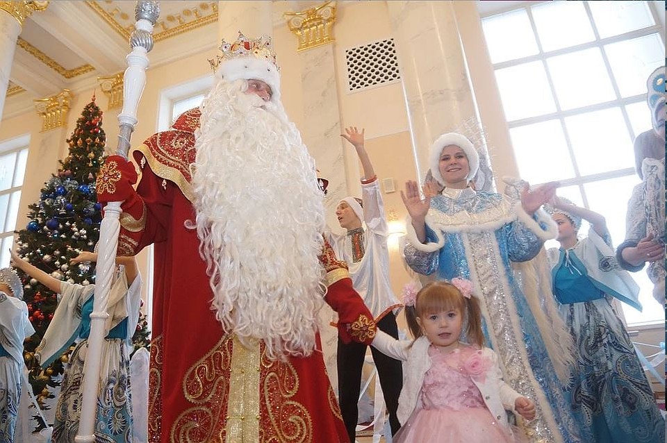 «Дед Мороз, приходи!». «А вы деньги заплатили, детки?». Фото: Александр ГЛУЗ.