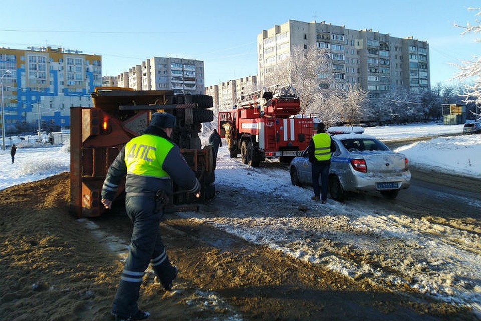 Грузовик с песком перевернулся у Окского съезда в Дзержинске. ФОТО: Ольга Начаркина.
