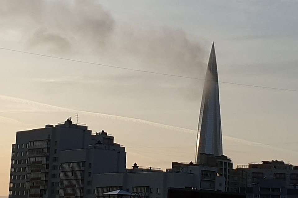 Необычное природное явление возле "Лахта Центра" приняли за пожар. Фото: vk.com/spb_today