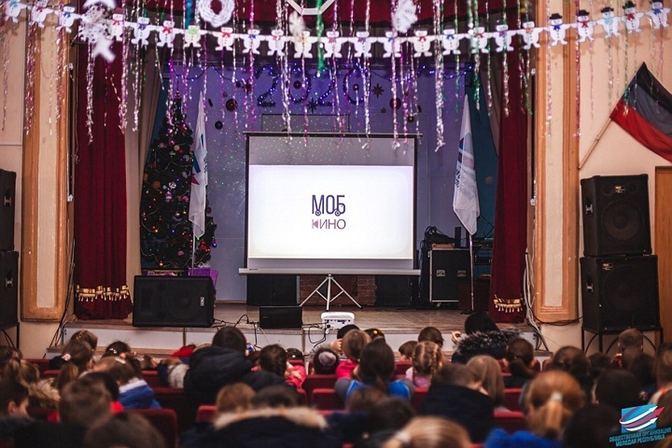 Сеанс кино в «Мобильном кинотеатре» полностью бесплатный. Фото: vk.com/mrespublika