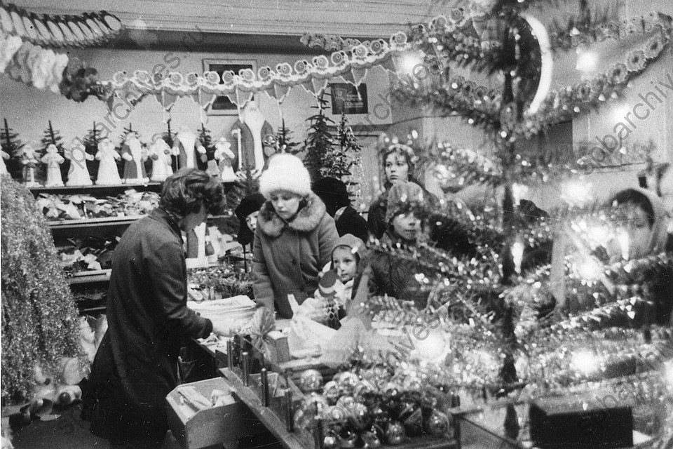 Покупатели на новогоднем базаре в универмаге «Гостиный двор». 1973 г., Ленинград. Автор: Григорьяни С. А. ФОТО: ЦГАКФФД СПб