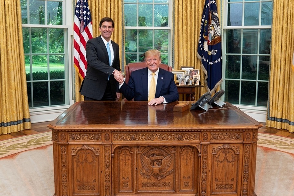 Глава Минобороны США Марк Эспер и президент Дональд Трамп