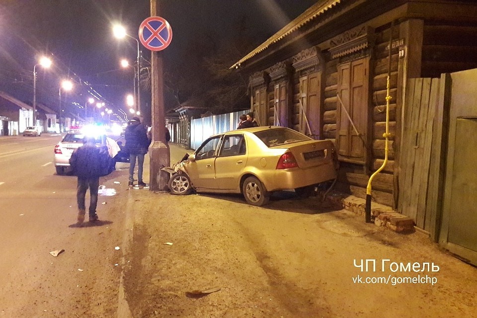 Легковушка врезалась в столб и в дом. Фото: vk.com/gomelchp