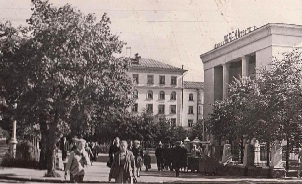 ФОТО: Государственный архив Псковской области. Здание кинотеатра «Победа» в 1964 году.