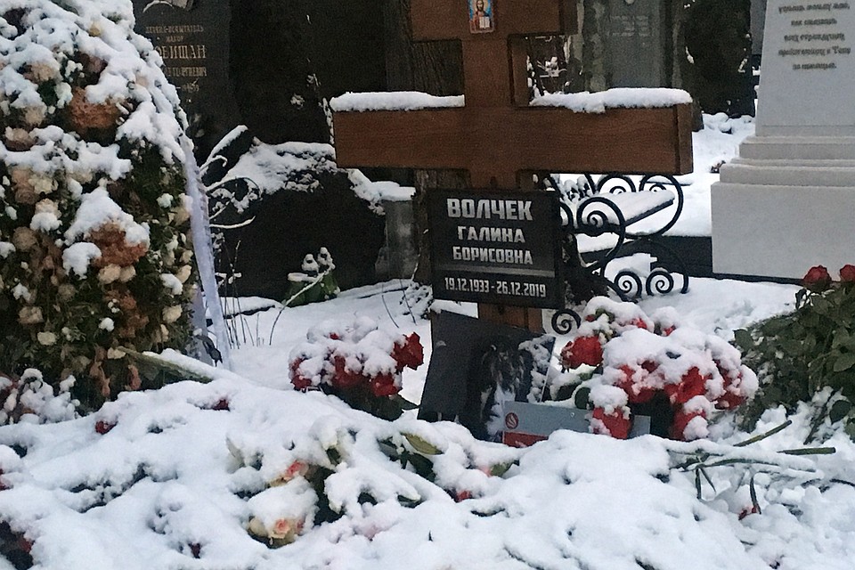 На могилу Галины Волчек несут сигареты