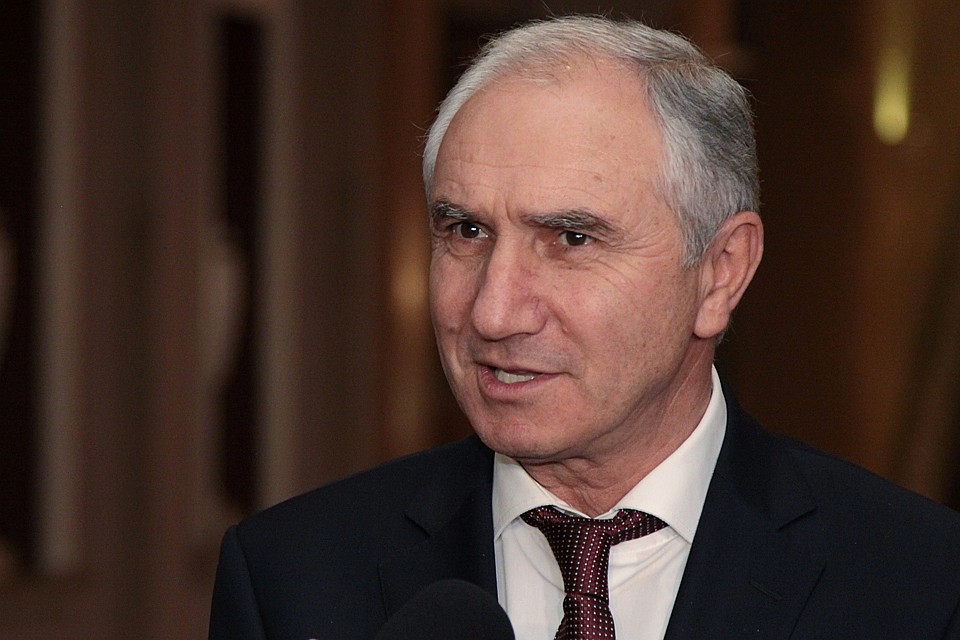 Парламент Абхазии назначил премьер-министра республики Валерия Бганбу исполняющим обязанности президента республики. Фото: Валентин Спринчак/ТАСС