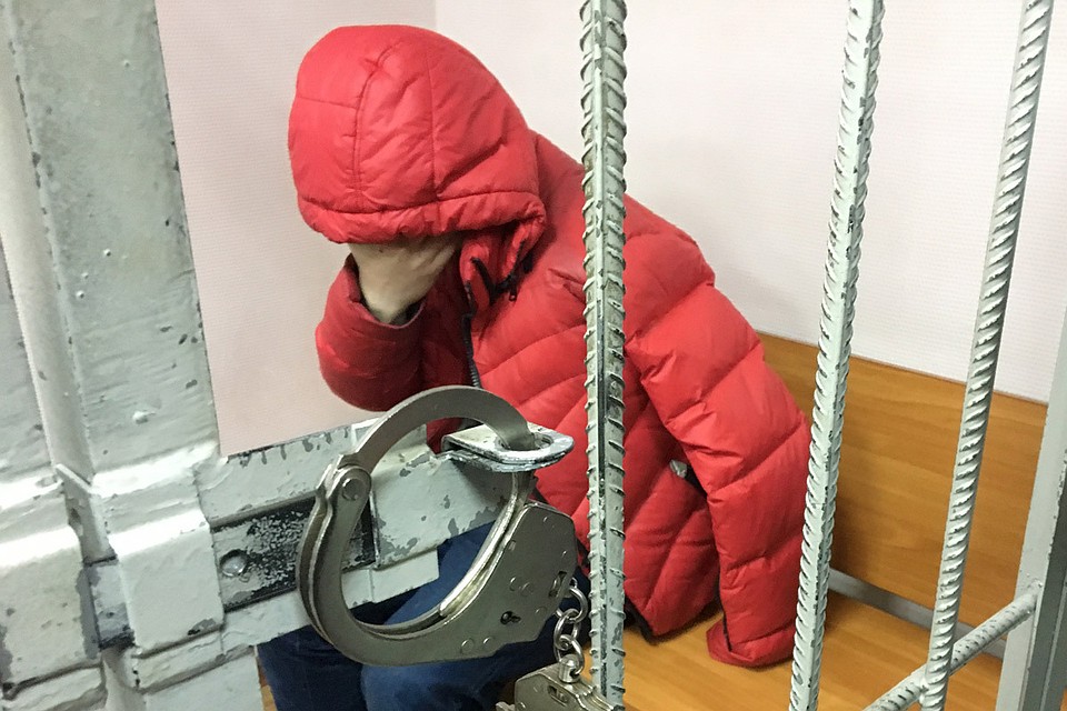 «Киллер» Николай Фролов прятал лицо от журналистов.