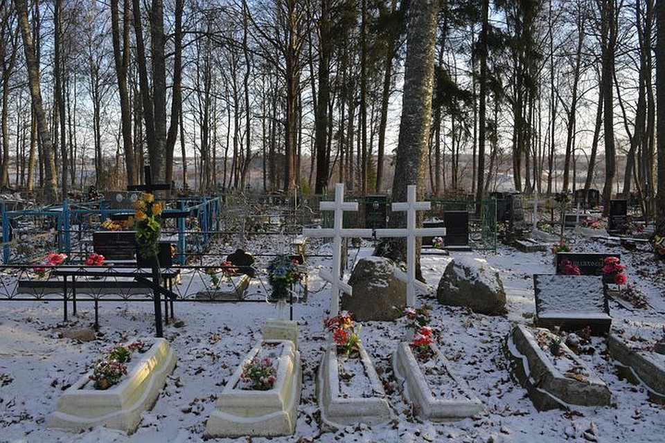 Мужчин в четыре утра ушел из гостей и пришел на кладбище.