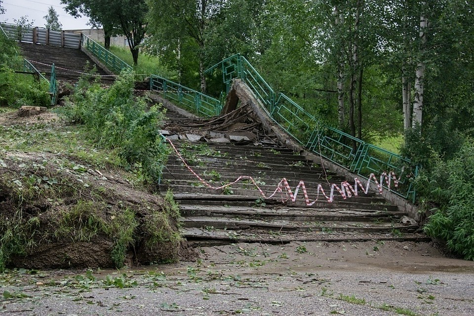 Лестницу в Ухте размыло из-за обильных дождей летом. Фото с сайта РОИ