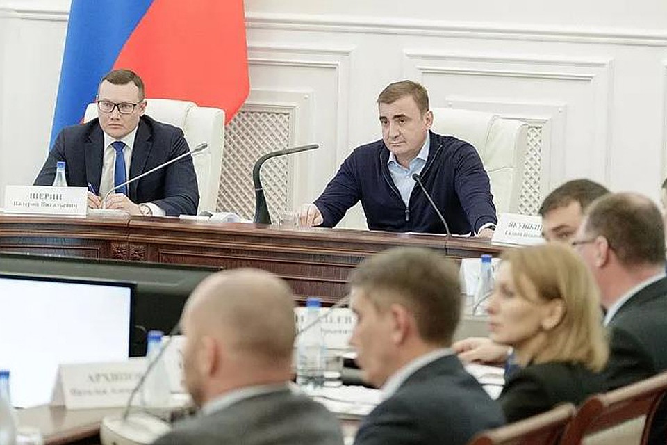 Алексей Дюмин (в центре) считает, сейчас требуется большая кропотливая работа, чтобы завершить недостроенные жилые дома. Фото предоставлено пресс-службой правительства Тульской области.