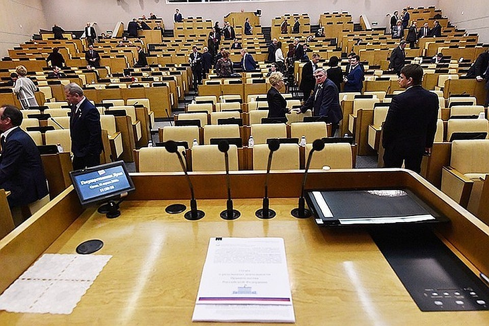 В послании к Федеральному собранию президент заявил о необходимости запретить чиновникам, депутатам, министрам и судьям иметь иностранное гражданство
