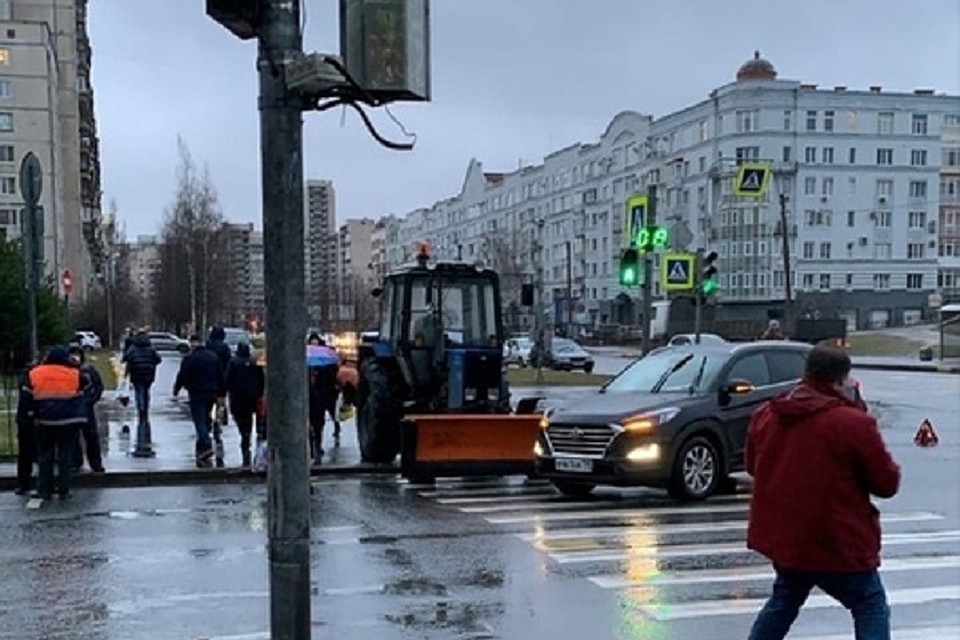 Трактор пошел на таран авто на пешеходном переходе на севере Петербурга