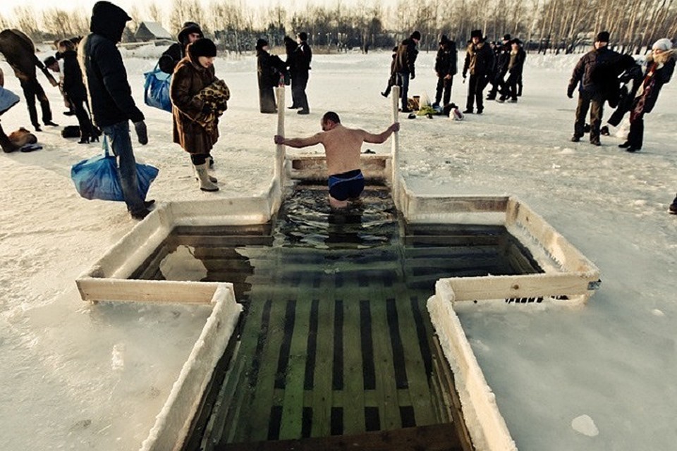 Купание в иордани с освященной водой на праздник Крещения Господня олицетворяет собой духовное очищение и перерождение.