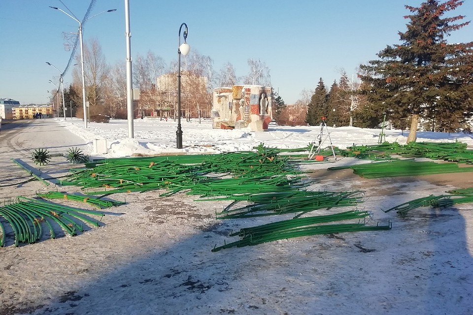 Рабочие завершили демонтаж новогодней ели